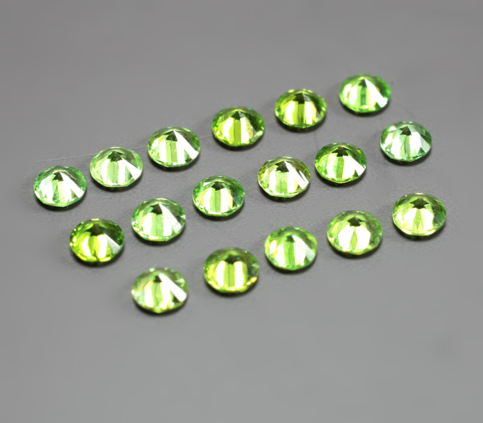 Топовая огранка! Высокая дисперсия! Набор из 17 уральских демантоидов 0,63 карата
