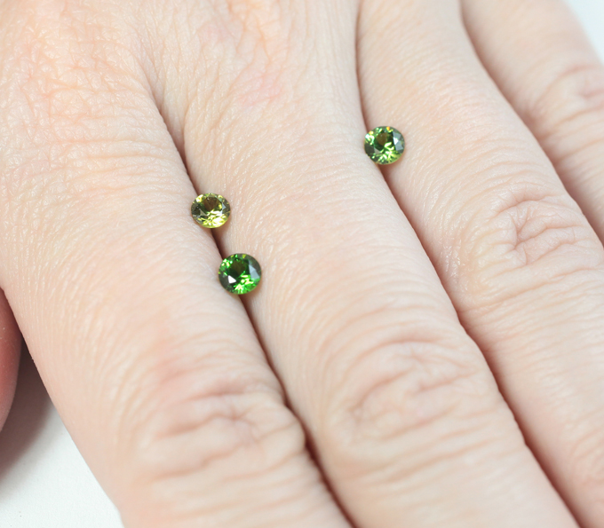 Высокая дисперсия! Набор из 3 уральских демантоидов 0,92 карата