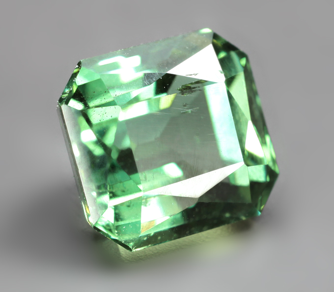 Голубовато-зеленый "неоновый" апатит 2,25 карата