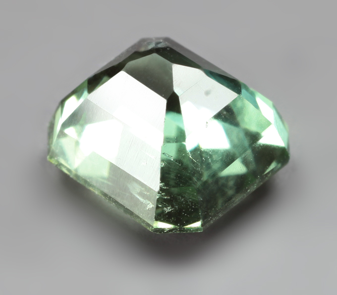 Голубовато-зеленый "неоновый" апатит 2,25 карата