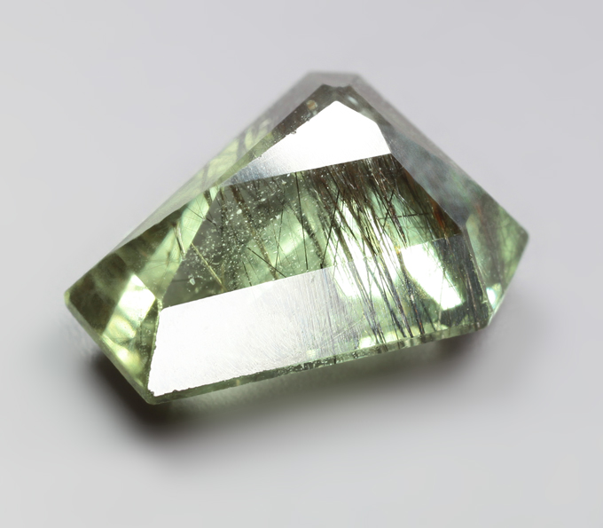 Перидот с включениями рутила авторской огранки 3,11 карата