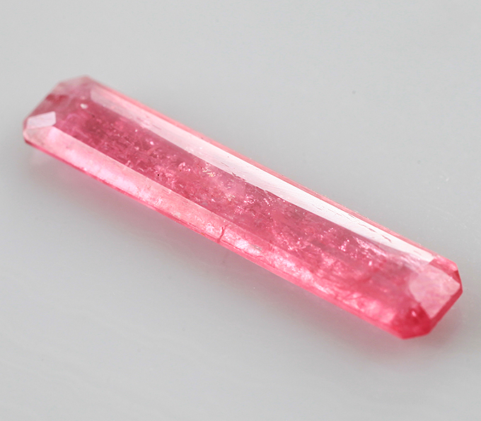 Редкий ограненный родонит 2,23 карата