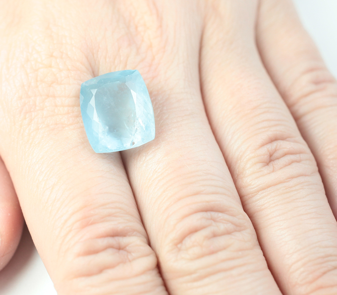 Крупный насыщенный аквамарин 13,34 карата