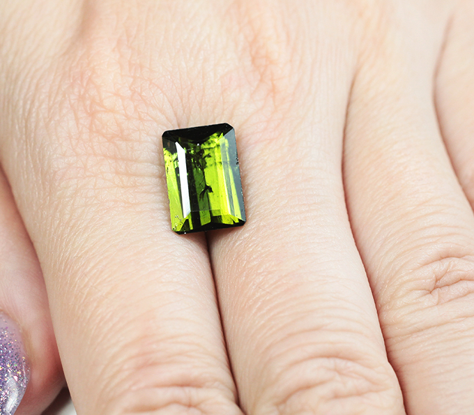 Травянисто-зеленый турмалин 5,29 карата