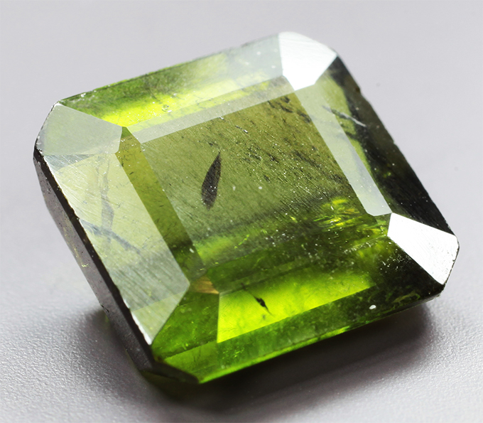 Крупный травянисто-зеленый турмалин 6,09 карата