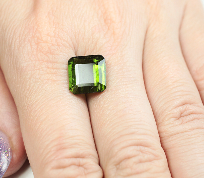 Крупный травянисто-зеленый турмалин 6,09 карата