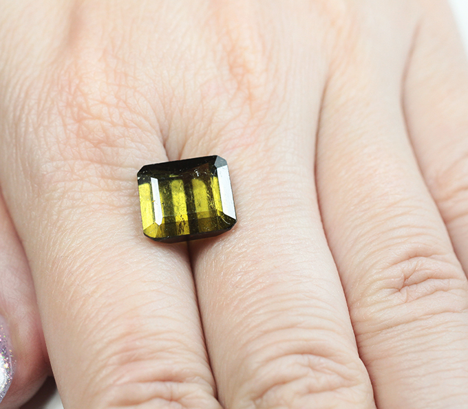 Крупный зеленовато-желтый турмалин 6,69 карата