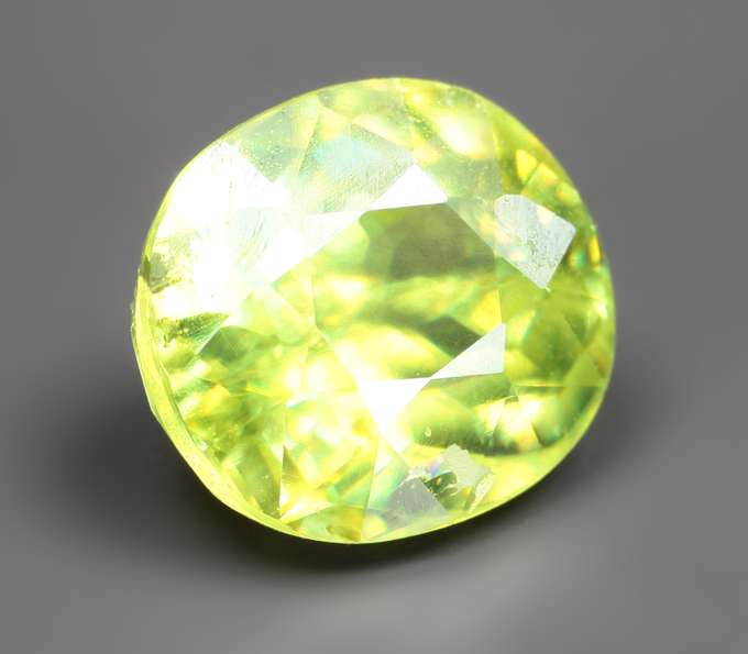 Желтовато-зеленый сфен 1,21 карата