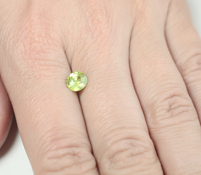 Желтовато-зеленый сфен 1,21 карата