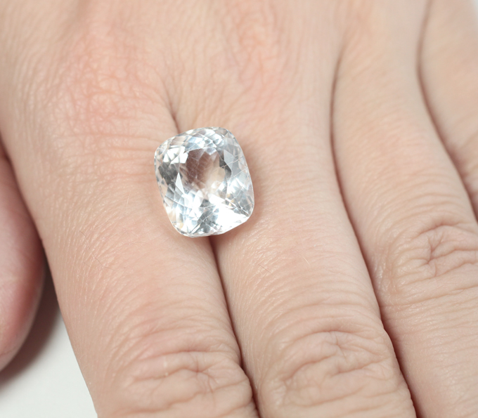 Крупный гошенит 10,72 карата