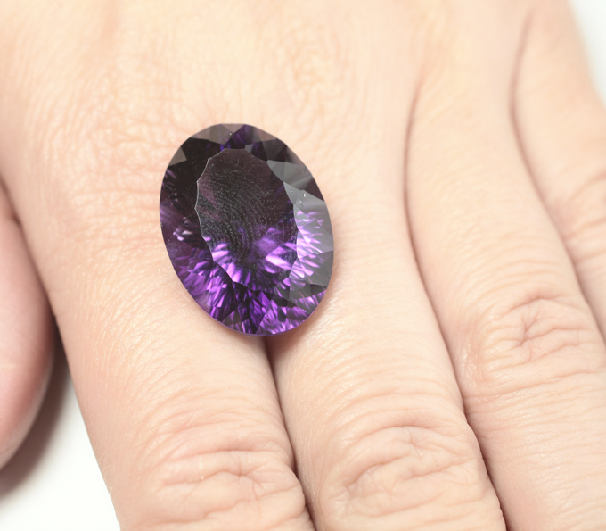 Чистейший крупный уругвайский аметист лазерной огранки 25,25 карата