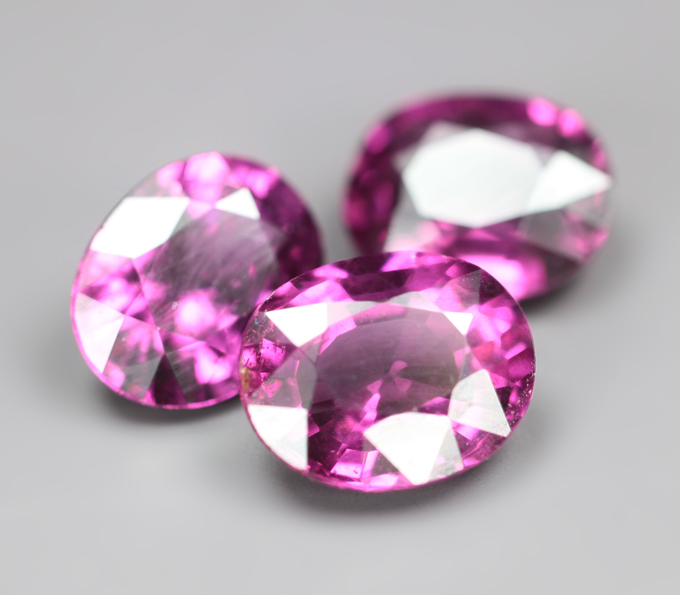 Набор из 3 умбалитов гранатов топовых цветовых характеристик 7,09 карата