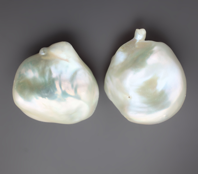 Крупная пара кремово-белых морских жемчужинин 60,76 карата