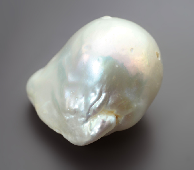 Кремово-белая морская жемчужина барокко 22,9 карата! Исключительный люстр