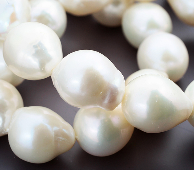 Набор из 25 крупных кремово-белых морских жемчужин барокко на нити 499,55 карата