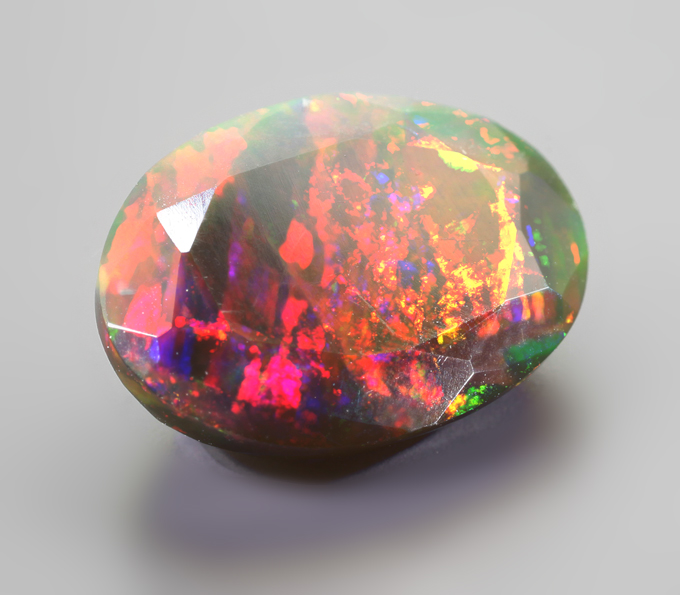 Ограненный черный опал 2,41 карата