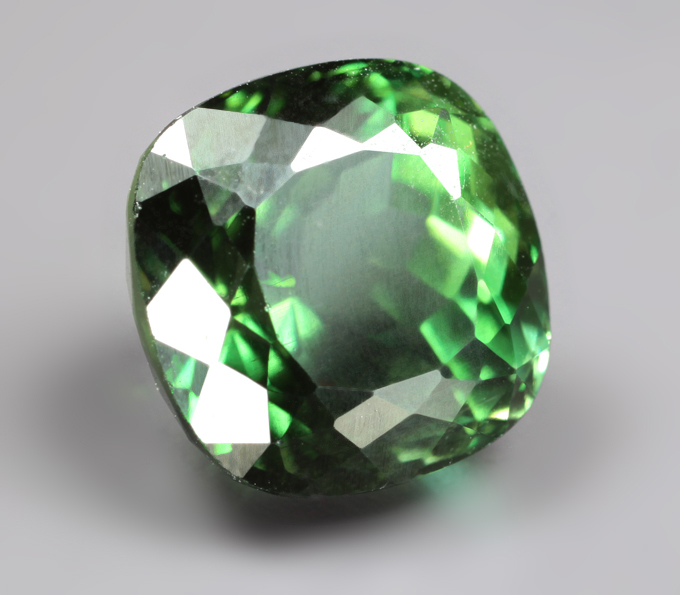 Чистейший изумрудно-зеленый апатит 3,68 карата