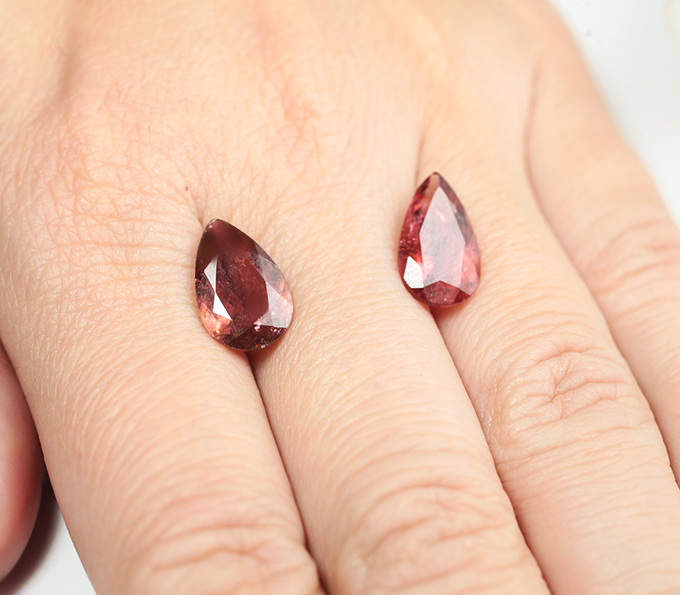 Крупная пара оранжевато-красных турмалинов 6,49 карата