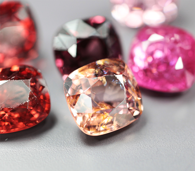 Набор из 6 разноцветных шпинелей 6,97 карата