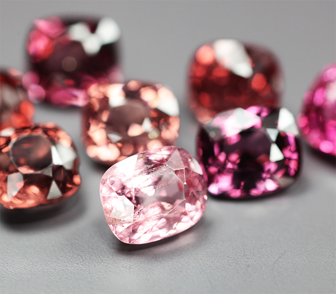 Набор из 8 разноцветных шпинелей 6,63 карата