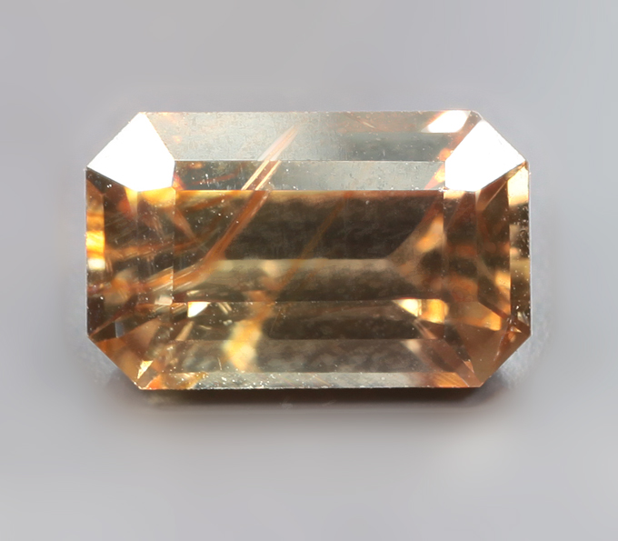 Оранжевато-желтый циркон 2,68 карата