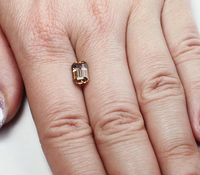 Оранжевато-желтый циркон 2,68 карата