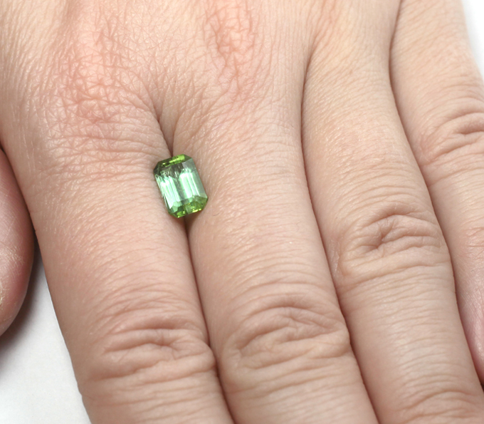 Полихромный "неоновый" турмалин 2 карата