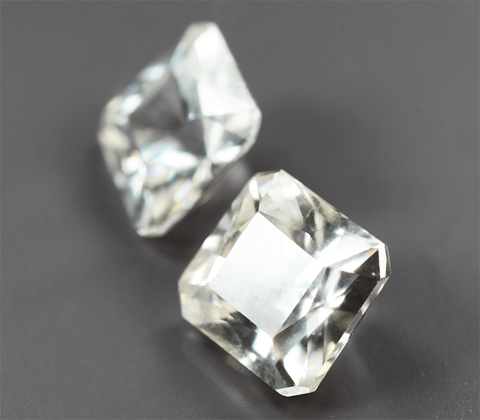 Пара чистейших бесцветных цирконов 4,98 карата