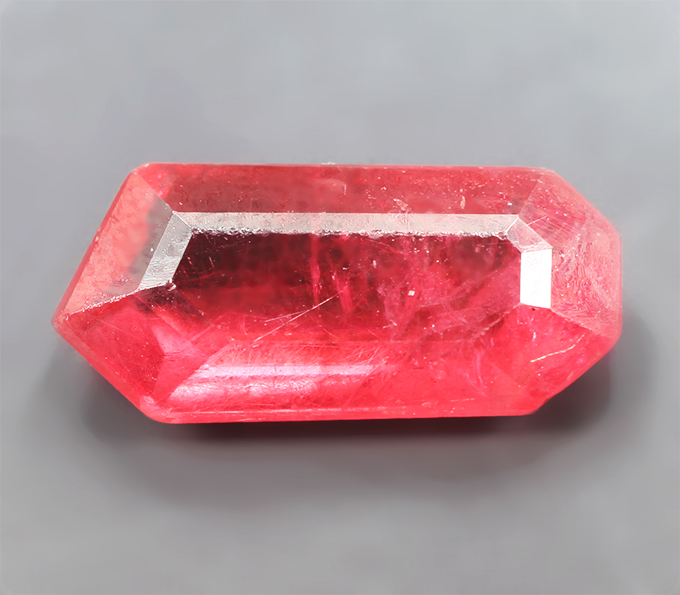 Редкий ограненный родонит авторской огранки 3,1 карата