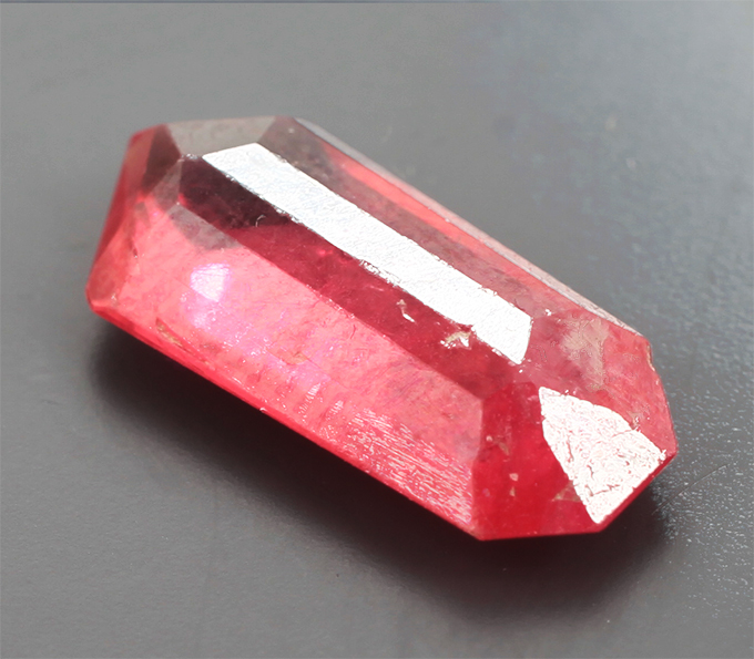 Редкий ограненный родонит авторской огранки 3,1 карата