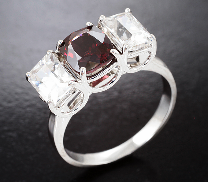 Золото Кольцо с рубиновой шпинелью 1,79 карата и бесцветными цирконами