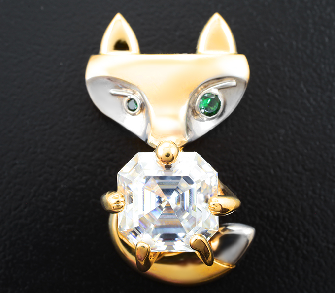 Кулон с бесцветным муассанитом топовой огранки 5,01 карата и цаворитами