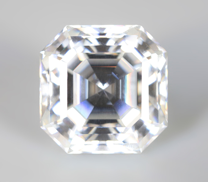 Кулон с бесцветным муассанитом топовой огранки 5,01 карата и цаворитами