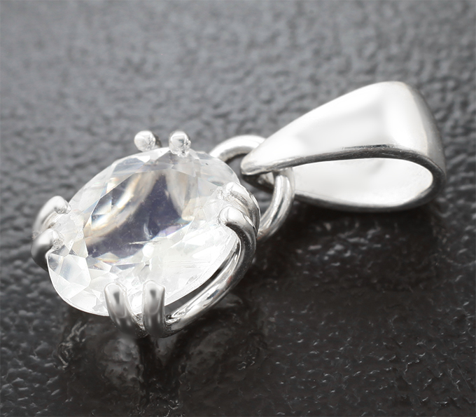 Кулон с ограненным лунным камнем 1,47 карата