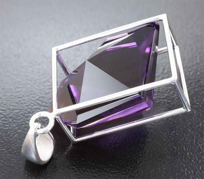 Кулон с чистейшим крупным уругвайским аметистом авторской огранки 30,3 карата