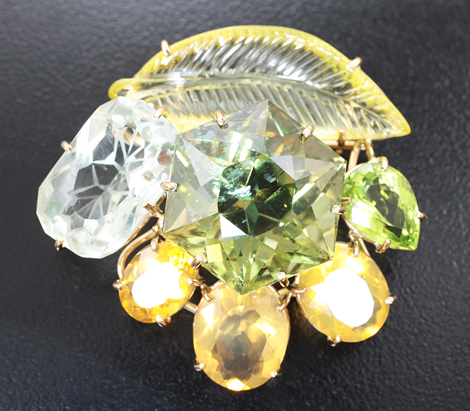 Золото Брошь/кулон с полихромным апатитом авторской огранки 31,06 карата, чистейшим резным цитрином, резным зеленым аметистом, перидотом, ограненными бразильскими опалами и бриллиантом