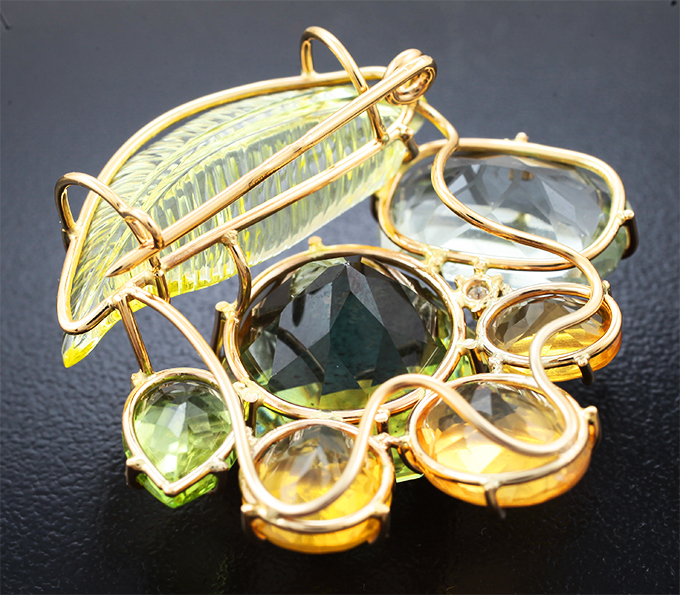 Брошь/кулон с полихромным апатитом авторской огранки 31,06 карата, чистейшим резным цитрином, резным зеленым аметистом, перидотом, ограненными бразильскими опалами и бриллиантом