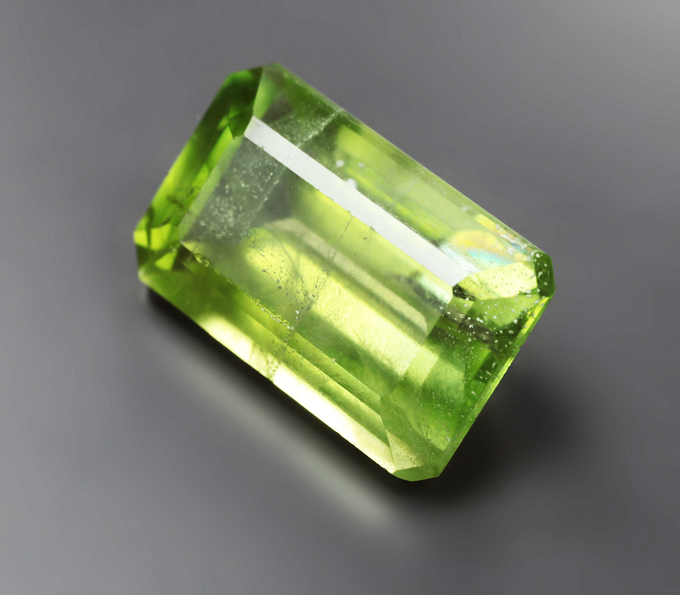 Крупный яркий перидот 10,13 карата