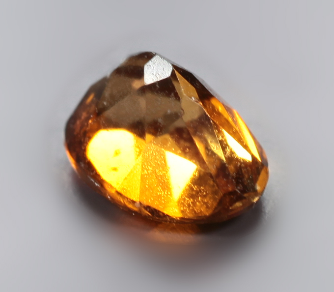 Желтовато-оранжевый турмалин 0,88 карата