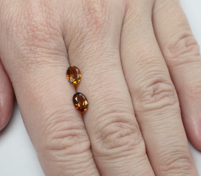 Пара желтовато-оранжевых турмалинов 1,32 карата