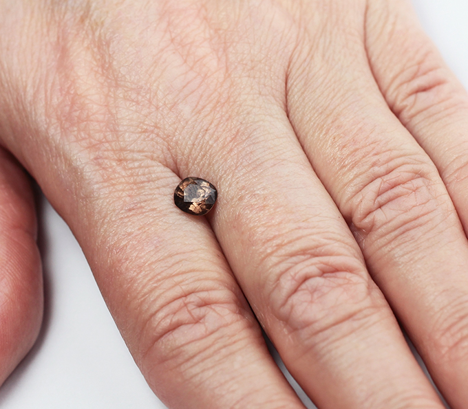 Гранат со сменой цвета 1,34 карата