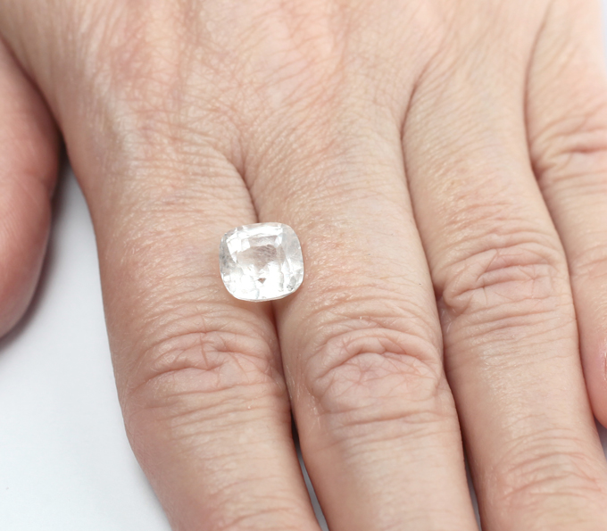 Редкий крупный фенакит с включеним рутила 4,02 карата