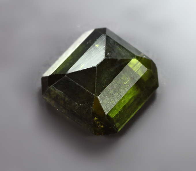 Крупный травянисто-зеленый турмалин 5,45 карата