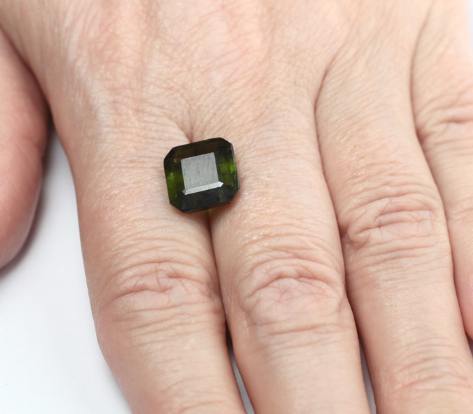 Крупный травянисто-зеленый турмалин 5,45 карата