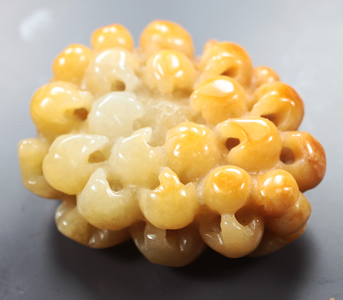 Крупный резной желтый нефрит 111,75 карата