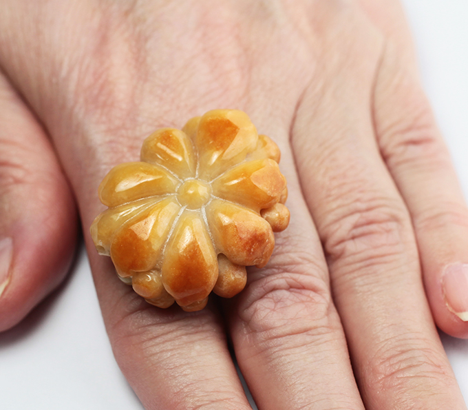 Крупный резной желтый нефрит 111,75 карата