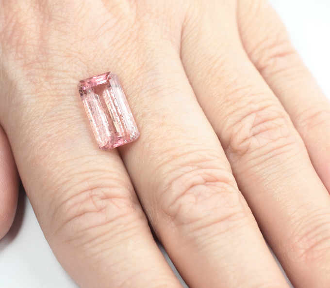 Крупный насыщенно-розовый турмалин 6,76 карата