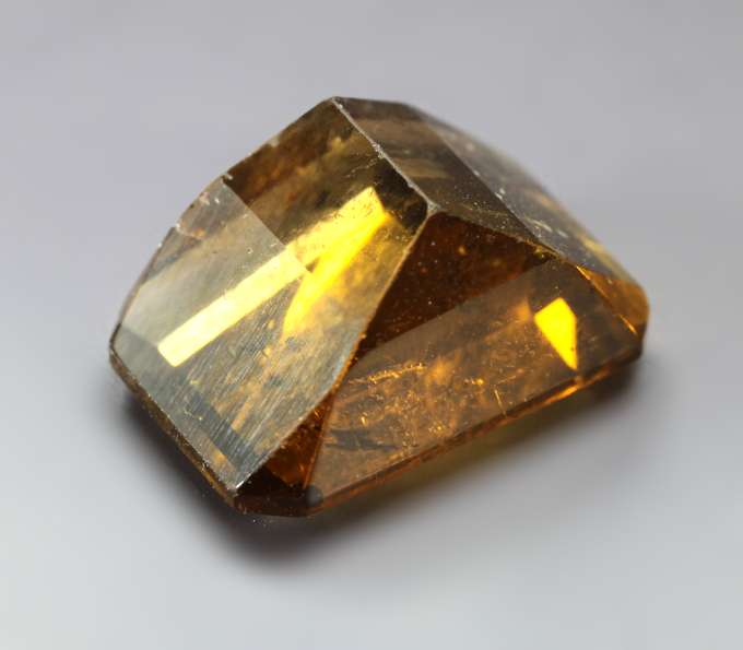 Зеленовато-желтый турмалин 5,79 карата