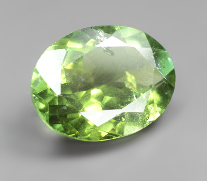 Яркий желтовато-зеленый турмалин 3,78 карата