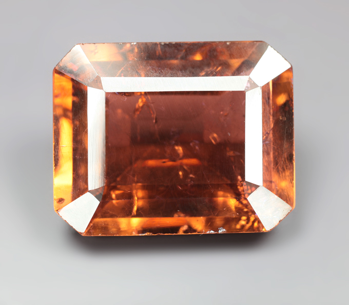 Крупный желтовато-оранжевый турмалин 12,17 карата